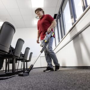 LVS 1/2 2.5 Ah Battery Powered Vacuum - Image 2